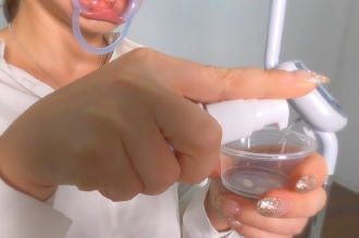 歯磨きをします