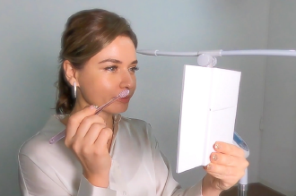 歯磨きをします